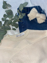 Load image into Gallery viewer, Cream Knitted Bow
